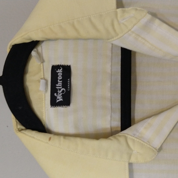 Light yellow and white short sleeves buttons up - Picture 2 of 3
